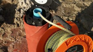 Mide el nivel freático de un terreno de forma sencilla y precisa 4 imagen de medidor de nivel freatico en terreno