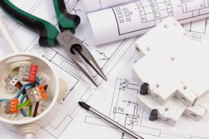 imagen de portada plano electrico y herramientas de trabajo