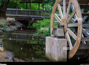 imagen de un antiguo molino de agua en funcionamiento