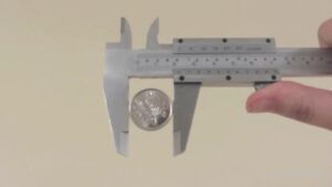 imagen de un calibre midiendo un objeto
