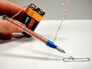 imagen de un electroiman en funcionamiento atrayendo objetos