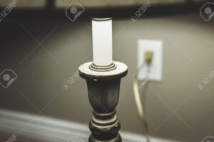 imagen de un enchufe con una bombilla encendida