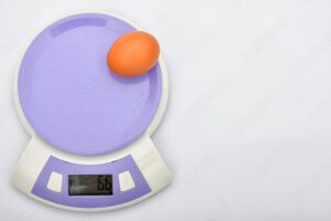 imagen de un huevo con una balanza