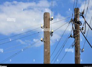 imagen de un lingote de oro con cables electricos conectados