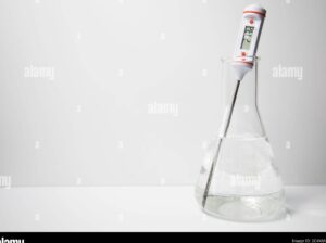 imagen de un matraz de vidrio sumergido en agua caliente
