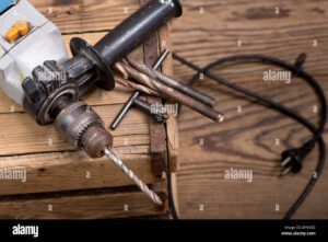 imagen de un taladro manual y cables electricos