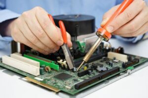 Diagnosticar fallos electrónicos: el secreto para comprobar condensador en placa 8 imagen de un tecnico comprobando un condensador en placa