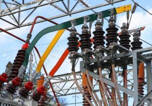 Corriente admisible en barras de cobre: ¿Sabes cuánto es seguro? 13 imagen de una barra de cobre con corriente electrica
