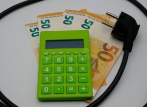 imagen de una calculadora digital y cables electricos