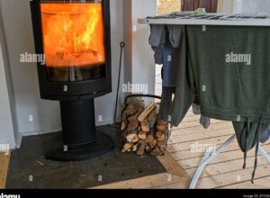 imagen de una estufa con ropa colgando