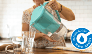 Prueba de jarras: Método esencial para tratar aguas 20 imagen de una jarra con agua siendo analizada