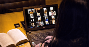 imagen de una laptop abierta con un libro virtual