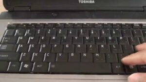 imagen de una laptop toshiba con teclado