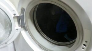 imagen de una lavadora con agua saliendo por el desague