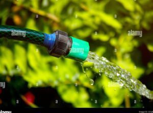 Cómo aumentar la presión de agua para un riego eficiente y abundante 22 imagen de una manguera con agua saliendo con fuerza