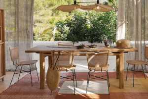 imagen de una mesa de madera rustica y elegante