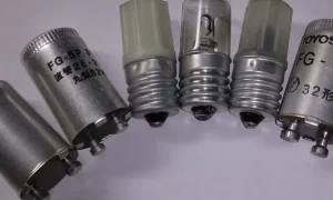imagen de una persona buscando el cebador del fluorescente