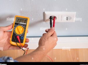 Cómo medir el voltaje en tarjetas electrónicas de forma precisa y segura 20 imagen de una persona midiendo voltaje en una tarjeta electronica