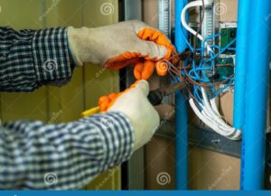imagen de una persona revisando cables electricos
