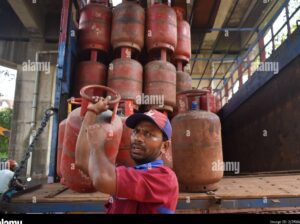 imagen de una persona sosteniendo una bombona de gas