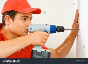 imagen de una persona taladrando una pared