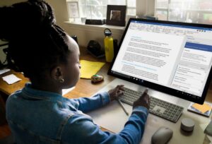 imagen de una persona usando microsoft word