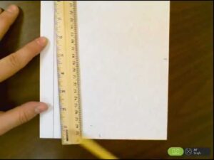 imagen de una regla junto a un pliego de papel bond