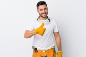 Precio de cambiar el cuadro eléctrico de una casa: descubre cuanto cuesta renovar tu instalación eléctrica 21 imagen hombre cambiando el cuadro electrico de una casa