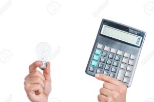 imagen hombre sosteniendo una calculadora y un recibo de electricidad