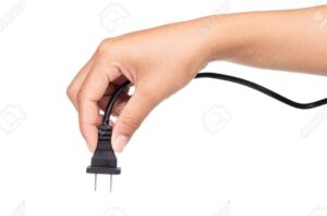 imagen manos sosteniendo un enchufe y cables electricos