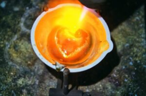 imagen oro fundiendose en un crisol ardiente