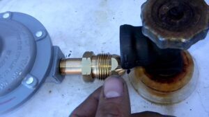 Descubre cómo aflojar la tuerca del gas de forma segura 6 imagen tuerca de gas siendo aflojada con precaucion