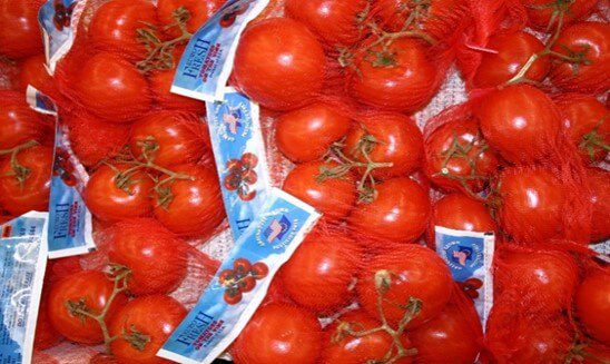 Tomates rojos con aspersión de cobre