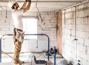 instalador electrico trabajando en una casa
