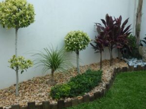 jardin pequeno con piedras blancas transformado