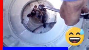 lavadora con tambor atascado y herramientas de reparacion