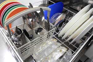 lavavajillas detenido con agua en su interior