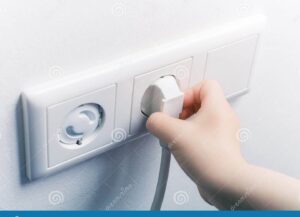 mano sacando un enchufe de la pared