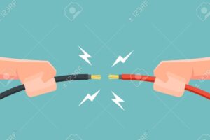 Cómo detectar corriente eléctrica en un cable sin multimetro: técnicas sencillas 30 mano sosteniendo un cable electrico con chispas