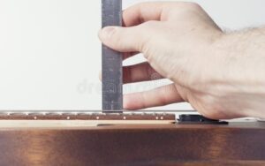 Calibración de equipos de medida: precisión y calidad según ISO 9000 10 manos ajustando un instrumento de medicion