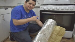 manos cambiando el algodon en una estufa