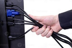 manos conectando cables de computadora