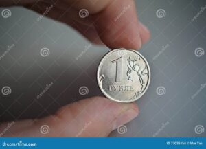 manos sosteniendo monedas de plata brillantes
