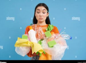 manos sosteniendo objetos reciclables y basura