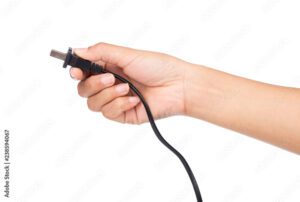 Cómo solucionar un problema de display que no enciende pero el aparato funciona 5 manos sosteniendo un cable de conexion