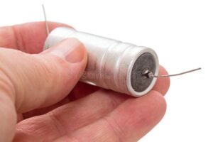 Cómo calcular el tiempo de carga de un capacitor 18 manos sosteniendo un capacitor electrico