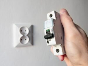 Cambia el fusible del contador de luz de manera fácil y segura 10 manos sosteniendo un fusible electrico