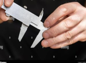manos sosteniendo un instrumento de medicion con precision