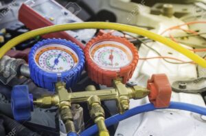 ¡Atención y prevención! Evita la presión en el circuito de refrigeración en frío 4 manos sosteniendo un manometro en un motor de refrigeracion