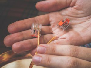 Cómo conectar un relé de 12V a un circuito eléctrico 5 manos sosteniendo un rele y cables